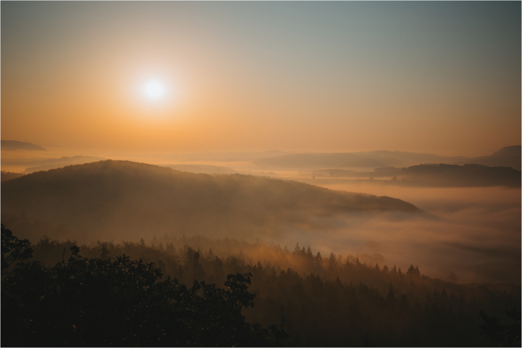 Sonnenaufgang über dem Nebelmeer am Großen Drachenstein bei Eisenach